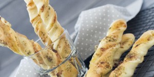 Beitragsbild des Blogbeitrags TV-Snack: Knusprige Pizzastangerl