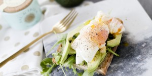 Beitragsbild des Blogbeitrags Pochiertes Ei mit Avocado auf Knusperbrot