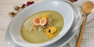 Beitragsbild des Blogbeitrags Bärlauchsuppe mit Wachtelei 