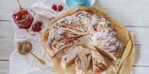 Beitragsbild des Blogbeitrags Hefekranz mit Erdbeer-Swirl