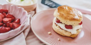Beitragsbild des Blogbeitrags Scones mit Erdbeeren und Clotted Cream