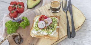 Beitragsbild des Blogbeitrags Toast mit Avocado und Hüttenkäse
