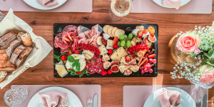Beitragsbild des Blogbeitrags Käse- und Antipasti-Platte selbst gemacht
