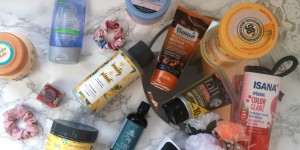 Beitragsbild des Blogbeitrags Curly Girl Methode mit Drogerieprodukten 