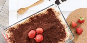 Beitragsbild des Blogbeitrags gesundes Erdbeertiramisu 