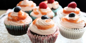 Beitragsbild des Blogbeitrags Schokomuffins mit Erdbeertopping