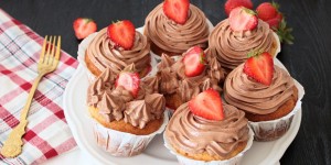 Beitragsbild des Blogbeitrags Vanillemuffins mit Erdbeer-Schoko Topping