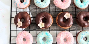 Beitragsbild des Blogbeitrags bunte Donuts gefüllt mit einer Nektarinencreme 