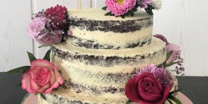 Beitragsbild des Blogbeitrags Naked Cake mit Vanille-Kaffee-Swiss Meringue Buttercreme 