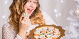 Beitragsbild des Blogbeitrags *Tür 11 – Dr. Oetker und die Lichterketten-Kekse | Weihnachtsbäckerei 