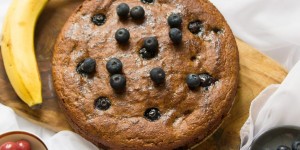 Beitragsbild des Blogbeitrags Bananenbrot mit Heidelbeeren und Weichseln