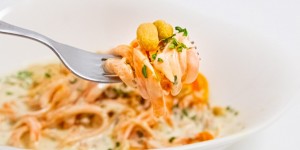 Beitragsbild des Blogbeitrags Karottenspaghetti mit Erdnusssauce 
