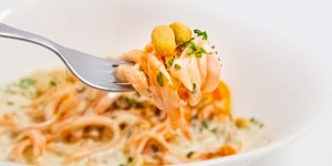 Beitragsbild des Blogbeitrags Karottenspaghetti mit Erdnusssauce