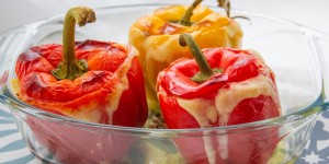Beitragsbild des Blogbeitrags Vegetarisch Gefüllte Paprika mit Honig-Senf Sauce