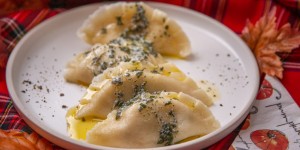 Beitragsbild des Blogbeitrags Kürbis-Ravioli mit Salbeibutter | Extravaganz in der herbstlichen Küche 