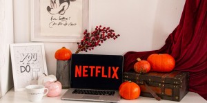Beitragsbild des Blogbeitrags Herbst-Serien zur Einstimmung auf Halloween | Humorvoll und Gruselig