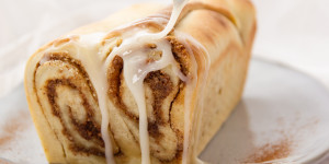 Beitragsbild des Blogbeitrags Nussschnecken-Kuchen mit Frischkäse-Zitronenfrosting | Herbstliches Dessert