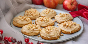 Beitragsbild des Blogbeitrags Apfel-Karamell-Kekse mit cremigem Apfel-Frosting | Easy Peasy Weihnachtsbäckerei 