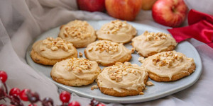 Beitragsbild des Blogbeitrags Apfel-Karamell-Kekse mit cremigem Apfel-Frosting | Easy Peasy Weihnachtsbäckerei
