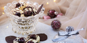 Beitragsbild des Blogbeitrags Amarena-Pralinen als exklusives Highlight | Easy Peasy Weihnachtsbäckerei 