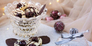 Beitragsbild des Blogbeitrags Amarena-Pralinen als exklusives Highlight | Easy Peasy Weihnachtsbäckerei