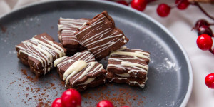 Beitragsbild des Blogbeitrags Schwarzwälder-Kirsch-Kekse | Easy Peasy Weihnachtsbäckerei