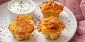 Beitragsbild des Blogbeitrags Käse-Basilikum-Muffins | Kreative Silvester Snacks für den Jahreswechsel