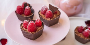 Beitragsbild des Blogbeitrags Valentines Day Mousse au Chocolat mit frischen Himbeeren