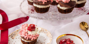 Beitragsbild des Blogbeitrags Schwarzwälder Kirsch Cupcakes | Easy Peasy Zuckerbäckerei 