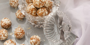 Beitragsbild des Blogbeitrags Salted Caramel Almond Balls | Fabelhafte Snack Bliss Balls 