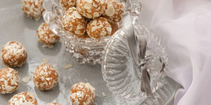Beitragsbild des Blogbeitrags Salted Caramel Almond Balls | Fabelhafte Snack Bliss Balls