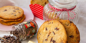 Beitragsbild des Blogbeitrags Soft-Baked Triple Chocolate Cookies | Easy Peasy Zuckerbäckerei 