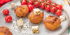 Beitragsbild des Blogbeitrags Feta-Oliven-Muffins mit Pesto Rosso | Mediterranes Sommerrezept