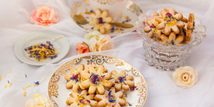 Beitragsbild des Blogbeitrags Blüten-Kekse mit getrockneten Blumen | Easy Peasy Zuckerbäckerei 