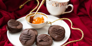 Beitragsbild des Blogbeitrags Sacherkekse Deluxe | Easy Peasy Weihnachtsbäckerei