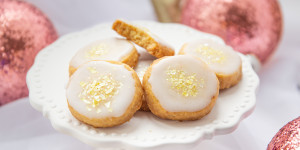 Beitragsbild des Blogbeitrags Orangen Christmas Shortbread Cookies | Easy Peasy Weihnachtsbäckerei 