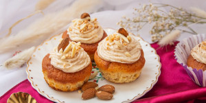 Beitragsbild des Blogbeitrags Orangen-Amaretto-Cupcakes mit Marzipan Frosting | Easy Peasy Weihnachtsbäckerei