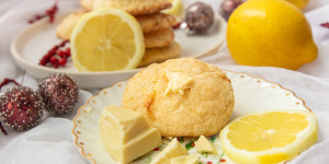 Beitragsbild des Blogbeitrags White Chocolate Lemon Cookies | Easy Peasy Weihnachtsbäckerei 