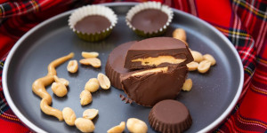 Beitragsbild des Blogbeitrags Homemade Peanut Butter Cups | Easy Peasy Weihnachtsbäckerei 