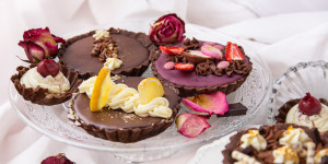 Beitragsbild des Blogbeitrags Schoko-Tartelettes | 5 Variationen – Easy Peasy Zuckerbäckerei