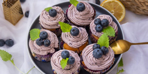Beitragsbild des Blogbeitrags Heidelbeer-Zitronen-Cupcakes | Cottagecore Easy Peasy Zuckerbäckerei 