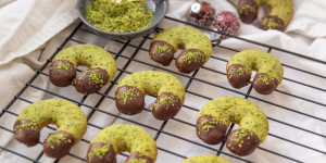 Beitragsbild des Blogbeitrags Kürbiskernkipferl mit Schokolade | Easy Peasy Weihnachtsbäckerei 