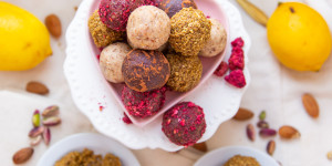 Beitragsbild des Blogbeitrags Low Carb Bliss Balls | 4 Geschmacksrichtungen – Easy Peasy Bäckerei 