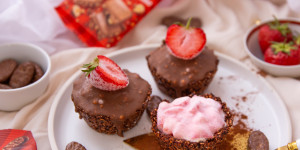 Beitragsbild des Blogbeitrags Healthy Frozen Strawberry Cups | Easy Peasy Bäckerei mit NEOH 