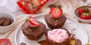 Beitragsbild des Blogbeitrags Healthy Frozen Strawberry Cups | Easy Peasy Bäckerei mit NEOH