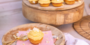 Beitragsbild des Blogbeitrags Mango-Kokos-Cupcakes mit weißer Schokolade | Easy Peasy Zuckerbäckerei 