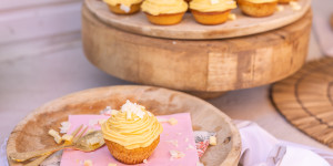 Beitragsbild des Blogbeitrags Mango-Kokos-Cupcakes mit weißer Schokolade | Easy Peasy Zuckerbäckerei