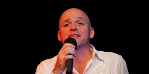 Beitragsbild des Blogbeitrags Martenstein liest und Clementi singt Zeitlieder