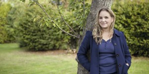 Beitragsbild des Blogbeitrags Emmy Abrahamson: Wie ich mich auf einer Parkbank in einen bärtigen Mann mit sehr braunen Augen verliebte