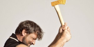Beitragsbild des Blogbeitrags „Die goldene Axt“- eine Hommage an das Holzhacken